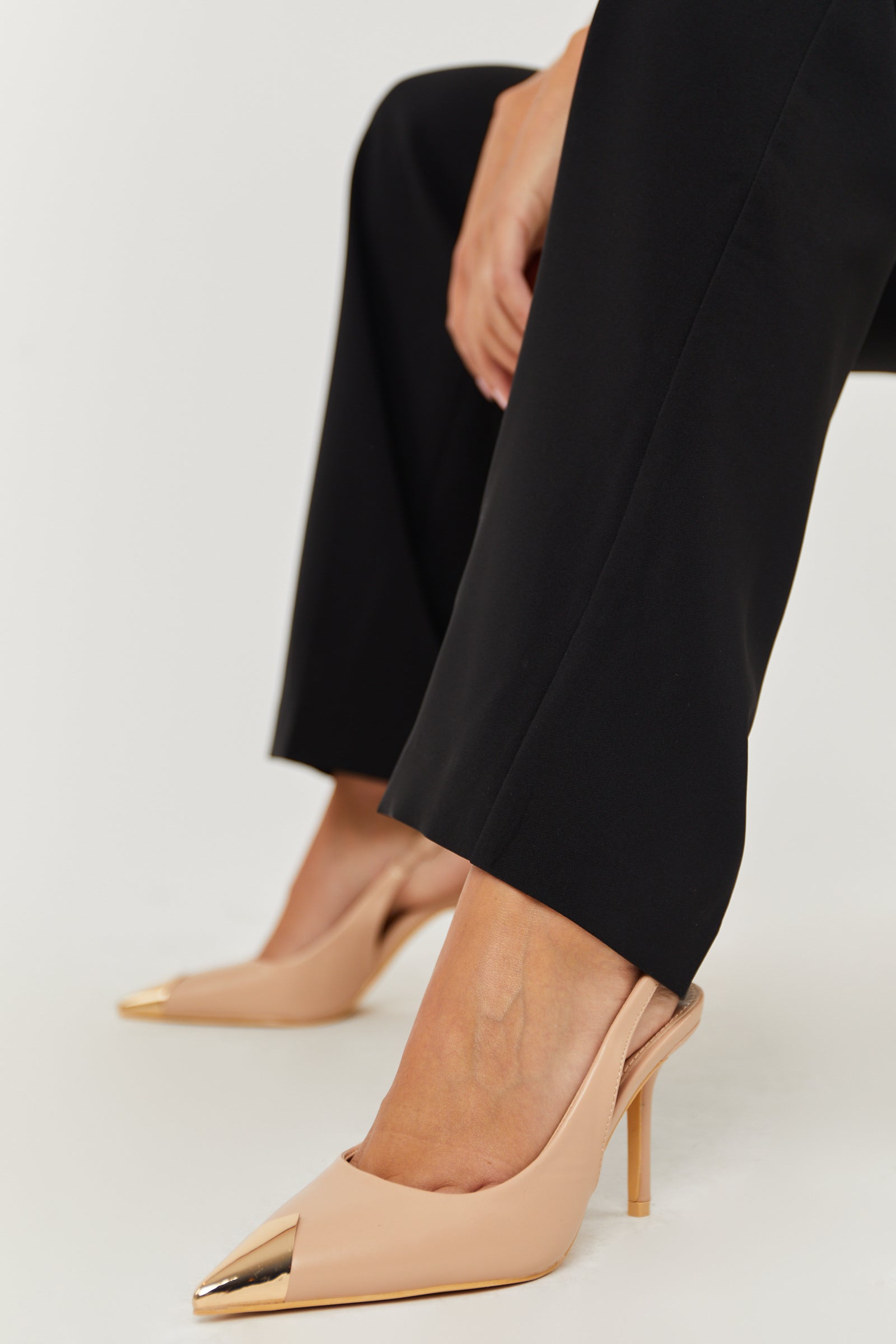 Nude shops pointy pumps